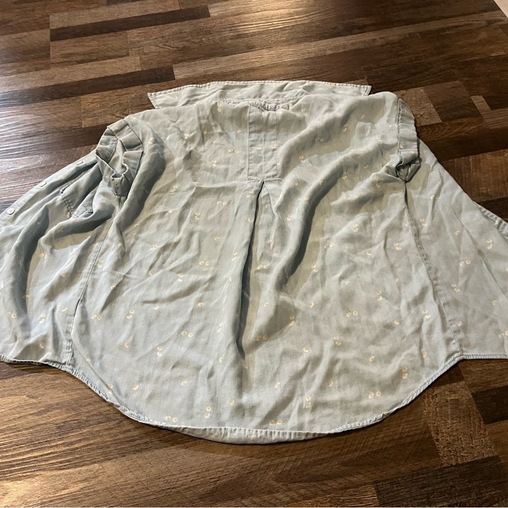 Women’s small flower button down, velvet heart, great condition